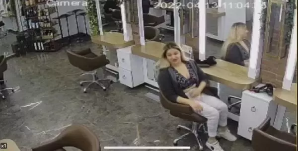 Kibariye'nin kızı Birgül Küçükbalçık, 'Parayı annem ödeyecek' diyerek gittiği kuaförden koşarak kaçtı Kibariye'nin kızı Birgül Küçükbalçık, 'Parayı annem ödeyecek' diyerek gittiği kuaförden koşarak kaçtı