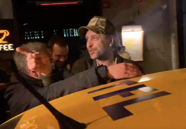 Nejat İşler yine alkolün dozunu kaçırdı! Önce yere düştü sonra kameramanlara el hareketi çekti