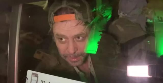 Nejat İşler yine alkolün dozunu kaçırdı! Önce yere düştü sonra kameramanlara el hareketi çekti