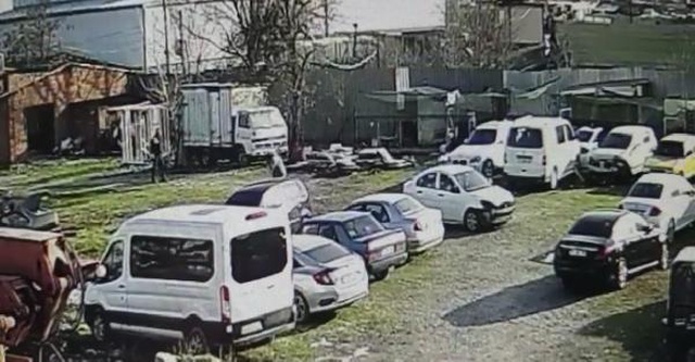 Tavukları kovaladı diye köpeğe sopalarla saldırdılar