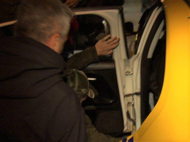 Alkolün dozunu kaçırınca önce yere kapaklanan sonra da küfürler savuran Nejat İşler sessizliğini bozdu