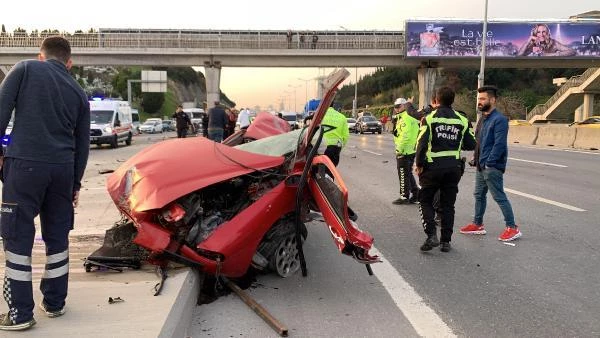 Kadıköy'de feci kaza; otomobil ikiye bölündü
