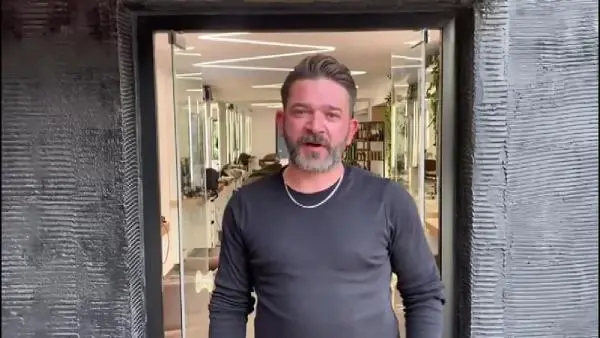 Kibariye'nin eşi, kızının para ödemeden koşarak kaçtığı kuaföre borcunu verdi Kibariye'nin eşi, kızının para ödemeden koşarak kaçtığı kuaföre borcunu verdi