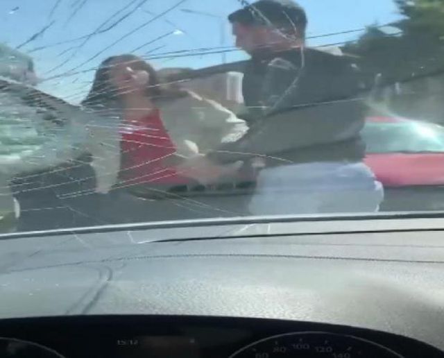 Trafikte kadın sürücüleri kimse ayıramadı! Otomobilden inip diğer kadın sürücünün camlarını kırdılar