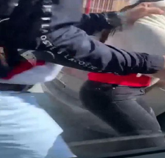 Trafikte kadın sürücüleri kimse ayıramadı! Otomobilden inip diğer kadın sürücünün camlarını kırdılar