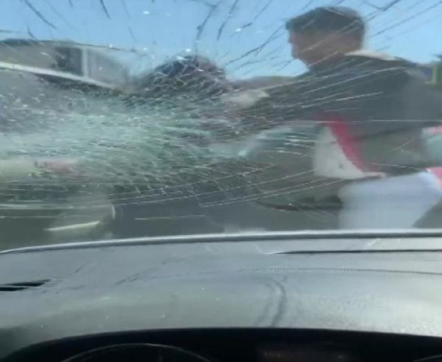 Trafikte kadın sürücüleri kimse ayıramadı! Otomobilden inip diğer kadın sürücünün camlarını kırdılar