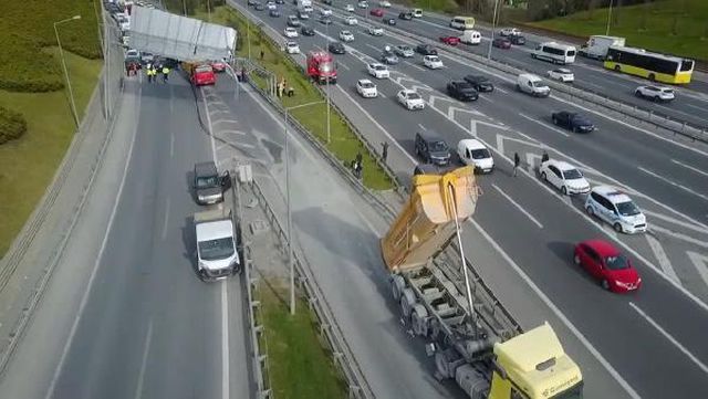 Seyrantepe'de damperi açık hafriyat kamyonu yön tabelasına çarptı (2)