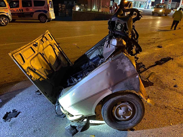 Minibüsle çarpılan otomobil ikiye bölündü: 2 ölü, 2 ağır yaralı
