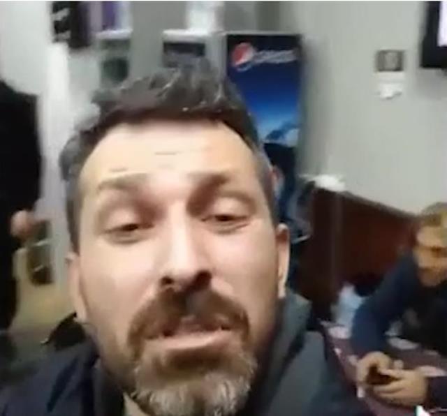Tüpü patlatacaktı, zor tuttular! Kıraathanedeki taraftarların Abdullah Avcı tepkisi ortalığı yıktı geçti