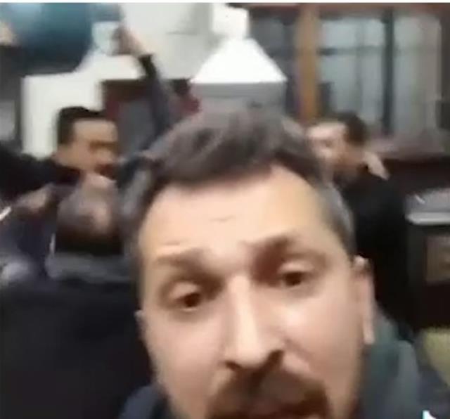 Tüpü patlatacaktı, zor tuttular! Kıraathanedeki taraftarların Abdullah Avcı tepkisi ortalığı yıktı geçti