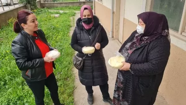 Kapı kapı dolaşan yaşlı kadından alışveriş yaptılar, tereyağı diye aldıkları patates püresi karışımı çıktı