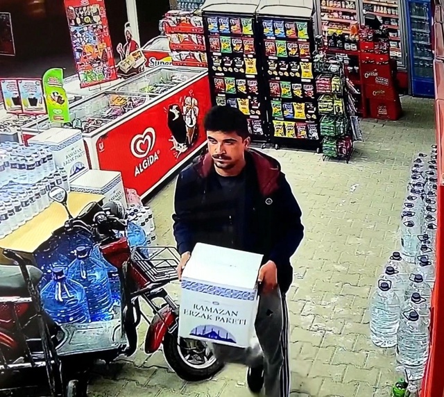 Ramazan kolisini çalan şahıs kamerada