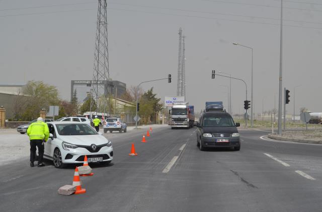 Aksaray- Adana kara yolu, kum fırtınası nedeniyle ulaşıma kapatıldı