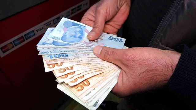 ATM'nin haznesine elini attığında bir tomar para buldu, tereddüt etmeden polise gitti