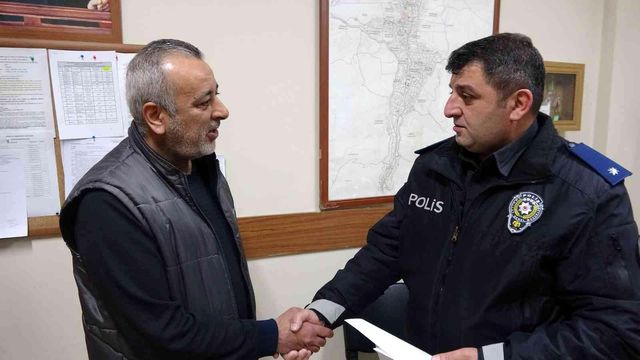 ATM'nin haznesine elini attığında bir tomar para buldu, tereddüt etmeden polise gitti