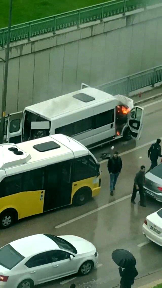 Alevler bir anda işçi minibüsünü sardı, yolcular hayatta kalmak için saniyelerle yarıştı