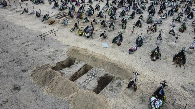 En yoğun çatışmaların yaşandığı şehirlerden İrpin'de, mezarlık havadan görüntülendi