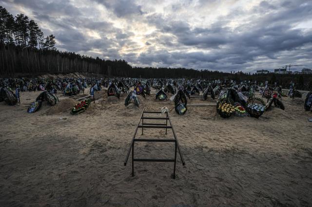 En yoğun çatışmaların yaşandığı şehirlerden İrpin'de, mezarlık havadan görüntülendi