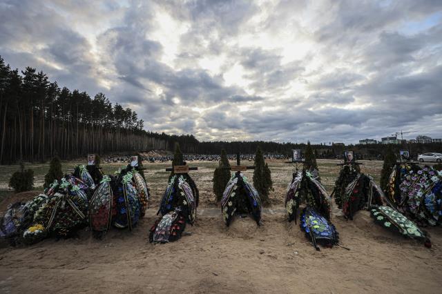 En yoğun çatışmaların yaşandığı şehirlerden İrpin'de, mezarlık havadan görüntülendi