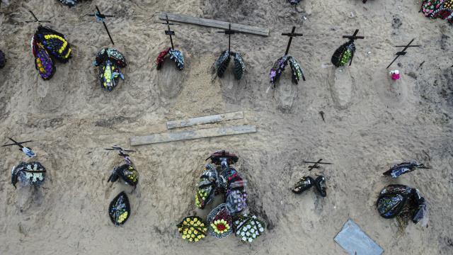 En yoğun çatışmaların yaşandığı şehirlerden İrpin'de, mezarlık havadan görüntülendi