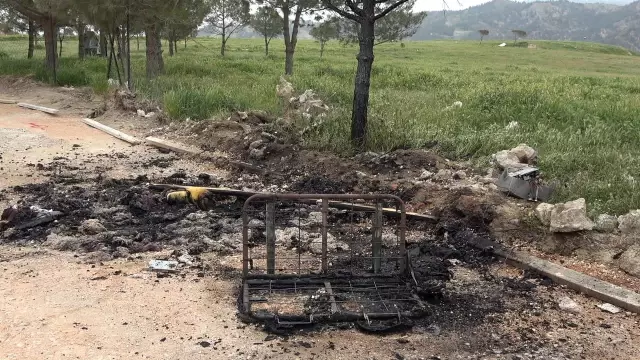 Son dakika haber... Evini terk eden komşularının eşyalarını sokağa atıp ateşe verdiler