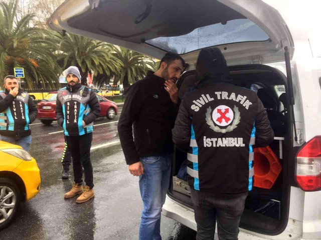 Fatih'te kurallara uymayan ve yolcu seçen ticari taksi sürücülerine ceza yağdı