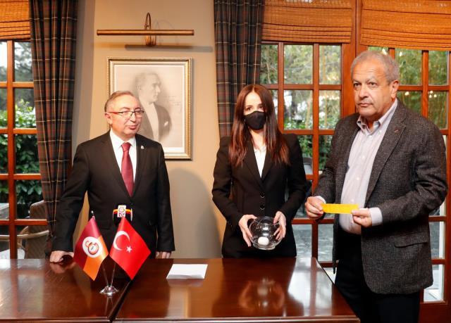 Galatasaray'da heyecan başladı! Başkan adayları renk seçimini yaptı Galatasaray'da heyecan başladı! Başkan adayları renk seçimini yaptı