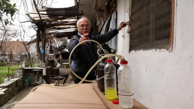 Yaptığı karışımla kendi gazını üretiyor! 1 litrelik benzinle 15 günlük tüp ihtiyacını karşılıyor Yaptığı karışımla kendi gazını üretiyor! 1 litrelik benzinle 15 günlük tüp ihtiyacını karşılıyor