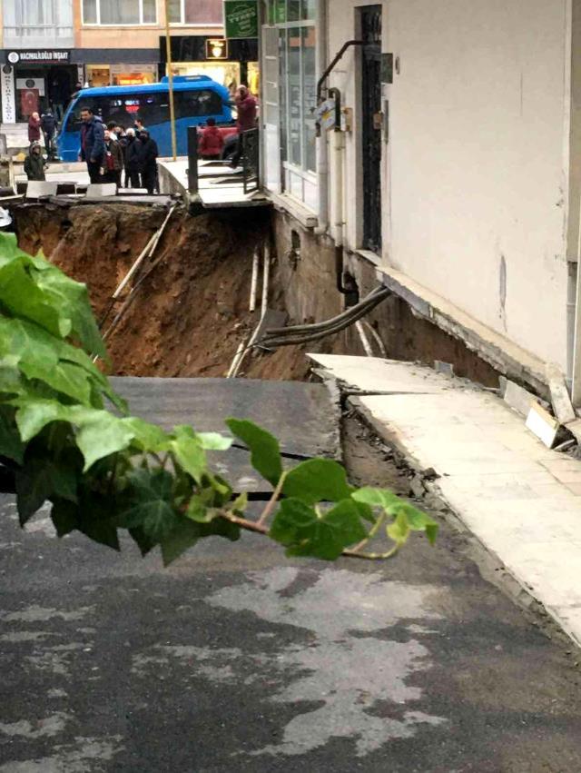 Kadıköy'de inşaatta istinat duvarının çökmesiyle göçük oluştu