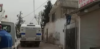 ŞANLIURFA - Suruç'ta elektrik dağıtım şirketine saldırmak isteyen gruba polis müdahalesi