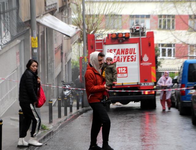 Şişli'de panik dolu anlar! Yer altı kablolarında çıkan yangın patlamaya yol açtı, mahalleli kendini can havliyle sokağa attı