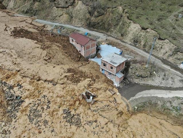 Trabzon'da heyelan! Kayan toprak 5 evi yuttu, 19 ev ise boşaltıldı