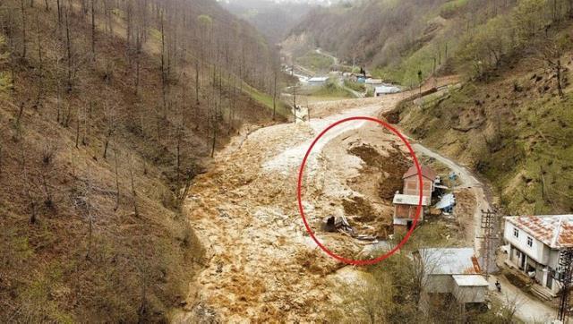 Trabzon'da heyelan! Kayan toprak 5 evi yuttu, 19 ev ise boşaltıldı