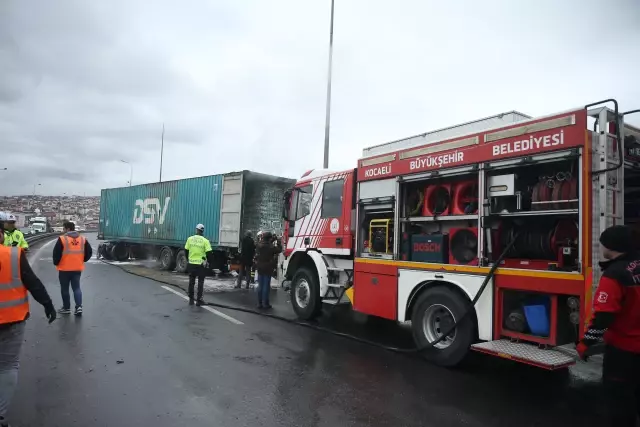 Son dakika: Kaza yapan tırda yangın çıktı! Tem Otoyolu'nun İstanbul istikameti ulaşıma kapandı Son dakika: Kaza yapan tırda yangın çıktı! Tem Otoyolu'nun İstanbul istikameti ulaşıma kapandı
