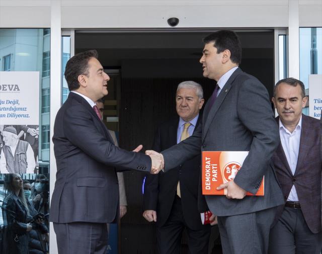 Attığı tweet ortalığı karıştırmıştı! Demokrat Parti lideri Uysal'dan 'Altılı masa dağılıyor mu?' sorusuna tek cümlelik yanıt Attığı tweet ortalığı karıştırmıştı! Demokrat Parti lideri Uysal'dan 'Altılı masa dağılıyor mu?' sorusuna tek cümlelik yanıt