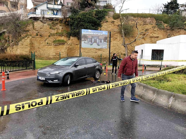 Arkadan yaklaşıp peş peşe tetiğe bastılar! Sahilde yürüyen adama silahlı saldırı kamerada Arkadan yaklaşıp peş peşe tetiğe bastılar! Sahilde yürüyen adama silahlı saldırı kamerada