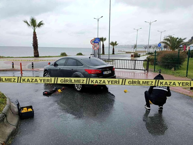 Arkadan yaklaşıp peş peşe tetiğe bastılar! Sahilde yürüyen adama silahlı saldırı kamerada Arkadan yaklaşıp peş peşe tetiğe bastılar! Sahilde yürüyen adama silahlı saldırı kamerada