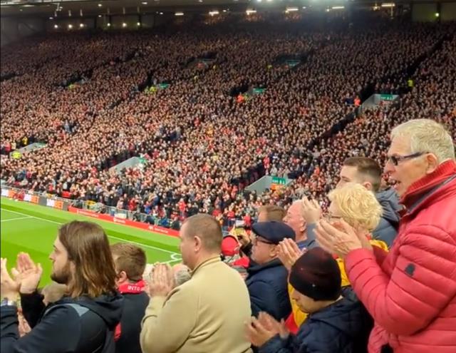 Dakikaya dikkat! Evlat acısıyla yıkılan Ronaldo'ya Liverpool taraftarından benzeri görülmemiş destek Dakikaya dikkat! Evlat acısıyla yıkılan Ronaldo'ya Liverpool taraftarından benzeri görülmemiş destek