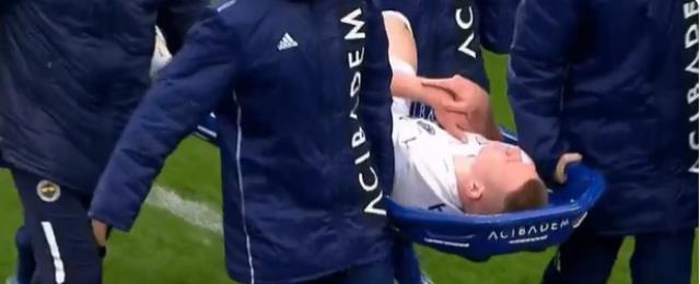 Fenerbahçe'de sakatlık depremi! Acılar içinde yerde kalan Szalai, sahayı sedyeyle terk etti Fenerbahçe'de sakatlık depremi! Acılar içinde yerde kalan Szalai, sahayı sedyeyle terk etti