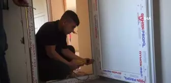 Kızılay ekibi, ihtiyaç sahibi ailenin evini onarmak için kolları sıvadı