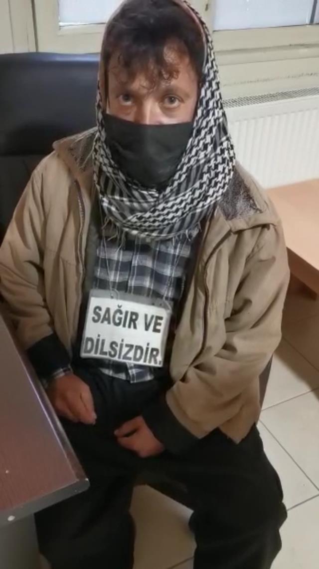 'Sağır ve dilsiz' yazılı notla dilenen adam, zabıtayı görüce bülbül kesildi 'Sağır ve dilsiz' yazılı notla dilenen adam, zabıtayı görüce bülbül kesildi