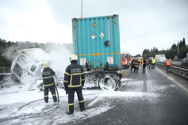 Son dakika! Anadolu Otoyolu'nun Kocaeli kesiminde tır yangını nedeniyle ulaşım sağlanamıyor Son dakika! Anadolu Otoyolu'nun Kocaeli kesiminde tır yangını nedeniyle ulaşım sağlanamıyor