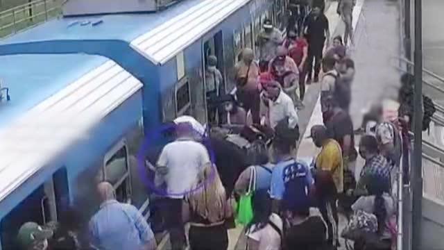 Trenin geçtiği sırada raylara düşen kadının inanılmaz kurtuluşu Trenin geçtiği sırada raylara düşen kadının inanılmaz kurtuluşu
