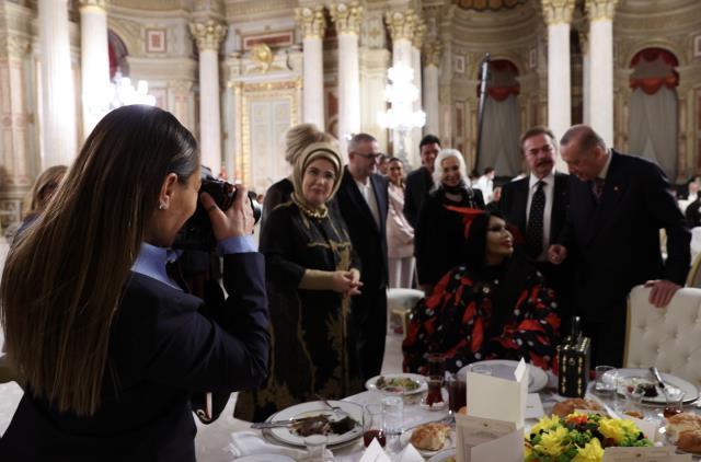 Yeşim Salkım'dan Cumhurbaşkanı Erdoğan'ın iftar davetine katılan Hülya Avşar'a sert yorum: Simit var mıymış? Yeşim Salkım'dan Cumhurbaşkanı Erdoğan'ın iftar davetine katılan Hülya Avşar'a sert yorum: Simit var mıymış?