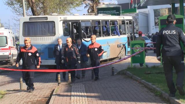 Bursa'da infaz koruma memurlarını taşıyan otobüse bombalı saldırı! İşte olay yerinden ilk görüntüler Bursa'da infaz koruma memurlarını taşıyan otobüse bombalı saldırı! İşte olay yerinden ilk görüntüler