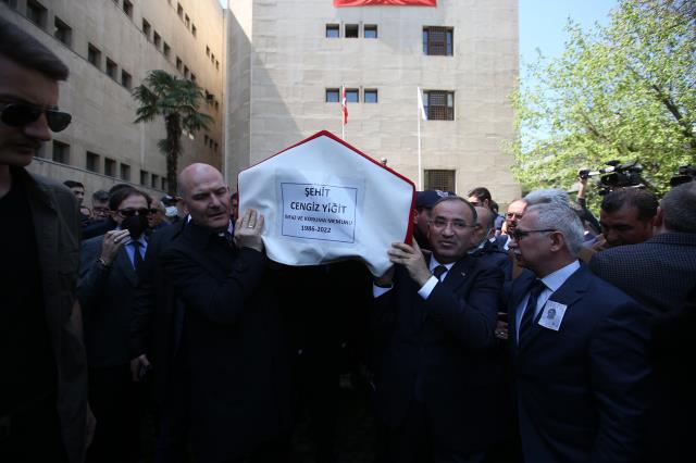 Hain saldırıda şehit olan memura son veda! Naaşını iki bakan omuzladı Hain saldırıda şehit olan memura son veda! Naaşını iki bakan omuzladı
