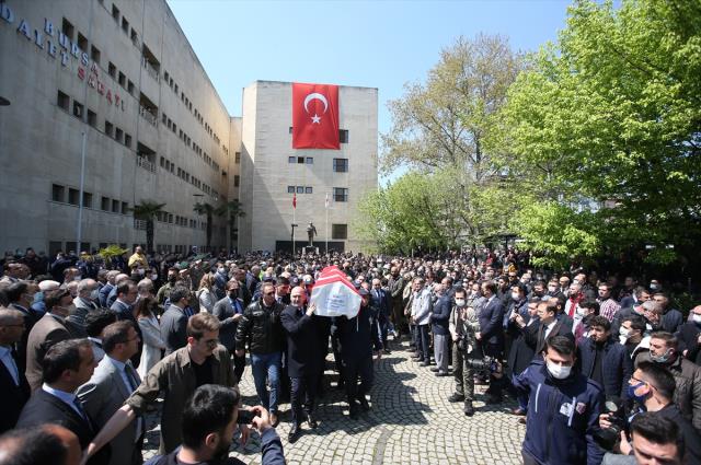 Hain saldırıda şehit olan memura son veda! Naaşını iki bakan omuzladı Hain saldırıda şehit olan memura son veda! Naaşını iki bakan omuzladı