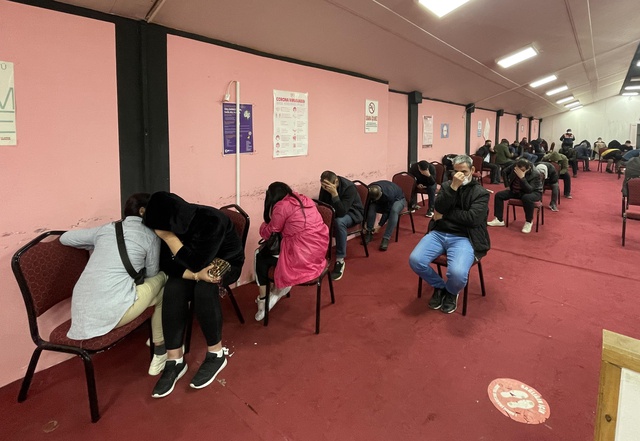 Jandarmayı görünce kumar aletlerini asitle yok etmek istemişler: Sözde sendikaya kumar baskını kamerada Jandarmayı görünce kumar aletlerini asitle yok etmek istemişler: Sözde sendikaya kumar baskını kamerada