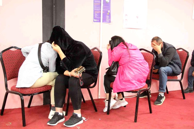 Jandarmayı görünce kumar aletlerini asitle yok etmek istemişler: Sözde sendikaya kumar baskını kamerada Jandarmayı görünce kumar aletlerini asitle yok etmek istemişler: Sözde sendikaya kumar baskını kamerada