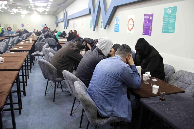 Jandarmayı görünce kumar aletlerini asitle yok etmek istemişler: Sözde sendikaya kumar baskını kamerada Jandarmayı görünce kumar aletlerini asitle yok etmek istemişler: Sözde sendikaya kumar baskını kamerada